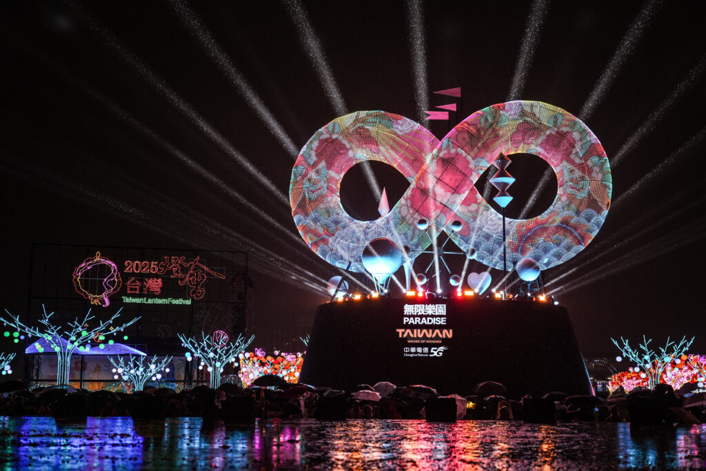 2025 เทศกาลโคมไฟไต้หวันเปิดตัวอย่างยิ่งใหญ่! 300 ผลงานโคมไฟสวยงามทั่ว 2 โซนหลัก พร้อมโชว์สุดพิเศษจากคาร์บี้บิวท์ยักษ์และยักษ์จาก “Attack on Titan”
