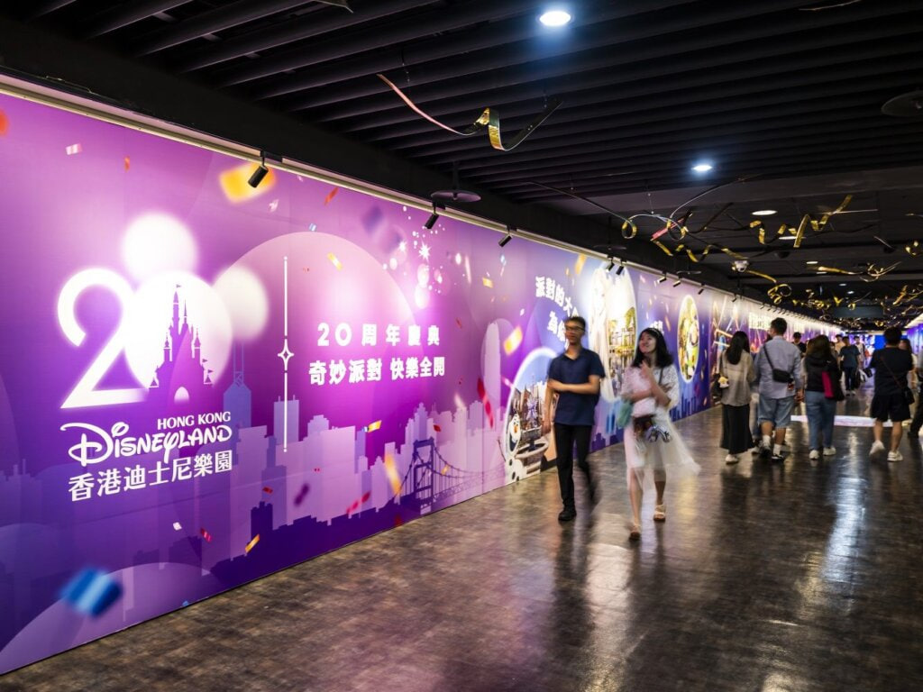 【สถานีจงซานเปลี่ยนแปลงเป็นโลกแห่งความฝัน! “MRT ไทเป x ฮ่องกงดิสนีย์” ฉลองครบรอบ 20 ปี พร้อมผนังถ่ายรูปและรถไฟพิมพ์ลายธีมดิสนีย์】