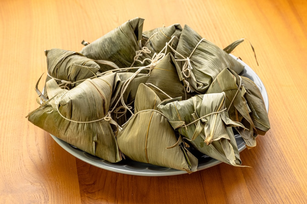 ใบตองที่ใช้ห่อขนมจ้างในวันไหว้บ๊ะจ่างมีชนิดใดบ้าง? ขนมจ้างที่เหลือใช้ทำข้าวอบชีสแสนอร่อยได้ด้วย!