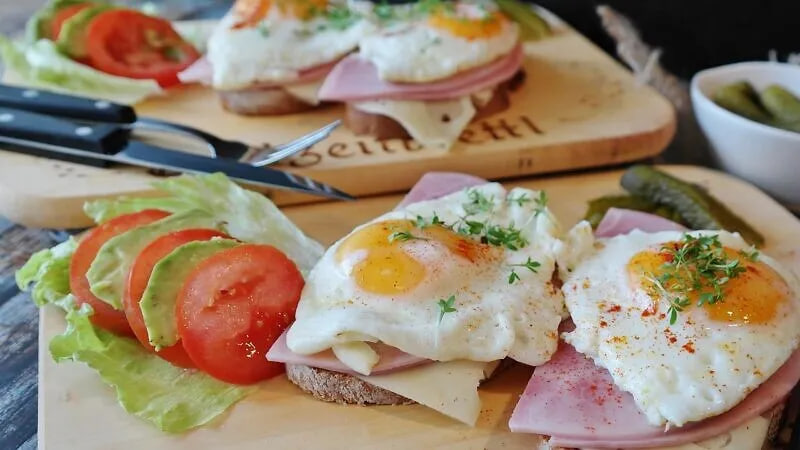 มื้อเช้าต้องมีจริต! ส่องเคล็ดลับการกินสุดฮิต “Open Sandwich” (แซนด์วิชหน้าเปิด) พร้อม 3 เคล็ดลับความอร่อย และ 5 สูตรยอดนิย