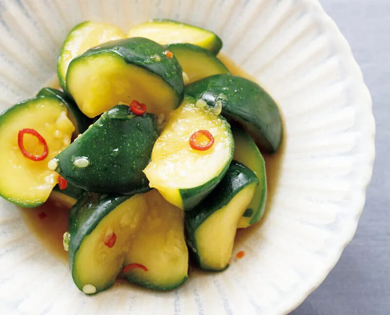 วิธีทำ ‘แตงซูกินีคลุกกระเทียม’ สูตรเปรี้ยวหวานเปิดรสสัมผัส! เครื่องเคียงหมักง่ายๆ เพียง 2 ขั้นตอน